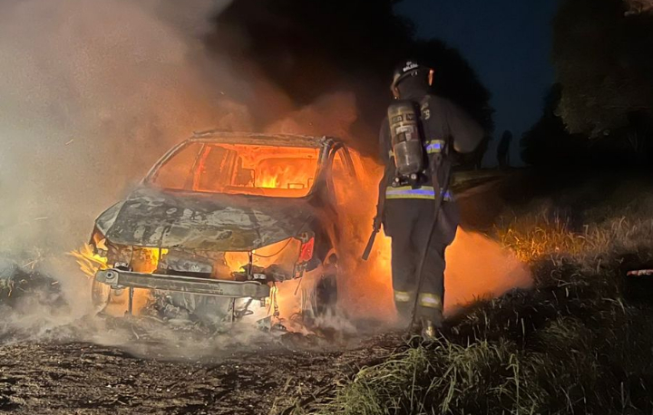 Siniestro en Puerto General San Martín: Un automóvil terminó totalmente destruido por las llamas