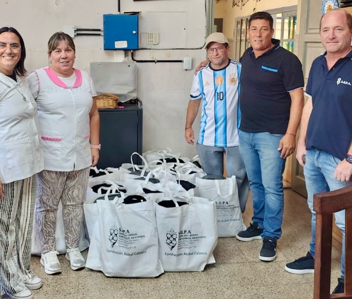 Estibadores donan kits escolares a siete instituciones regionales