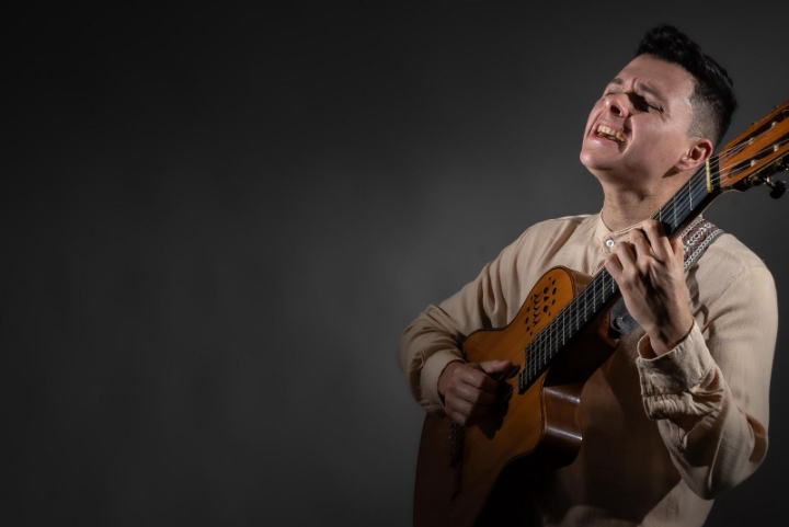 Rodrigo Quinteros llega al Teatro de la Ciudad con “Herencia”: “Queremos convertir el teatro en una guitarreada inmensa”