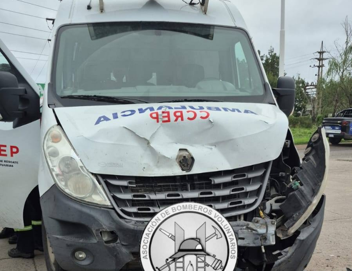 Accidente en el Acceso Norte: Choque entre una ambulancia y una camioneta deja tres personas lesionadas