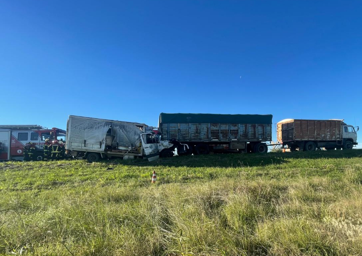 Tragedia en la Autopista Rosario-Córdoba: un camionero falleció tras un violento choque en Carcarañá