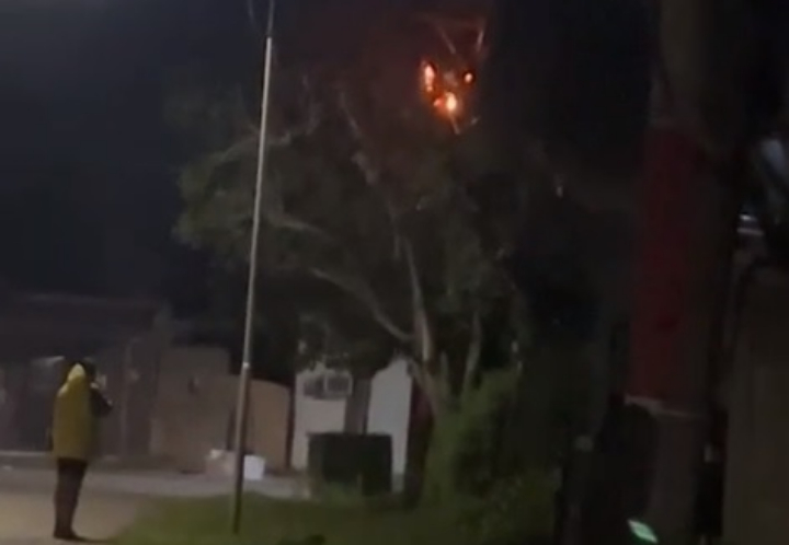 Vecinos de Barrio Mitre reclaman a la EPE por un transformador que se prendió fuego
