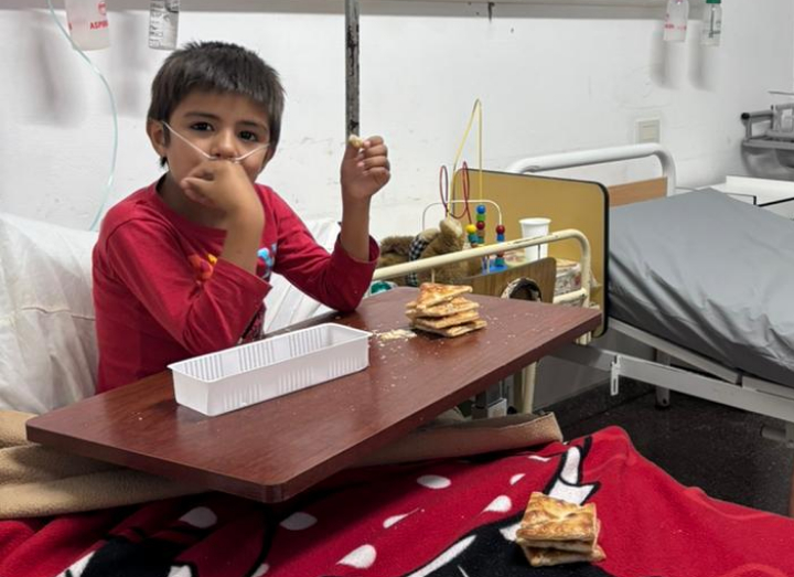 La lucha de Miqueas: Tiene 6 años, está internado por un problema pulmonar y necesita urgente un lugar mejor para mudarse