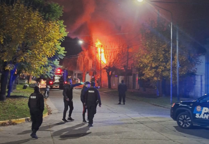 Devastador incendio destruyó una fábrica de bolsas de polietileno y afectó una vivienda en San Lorenzo
