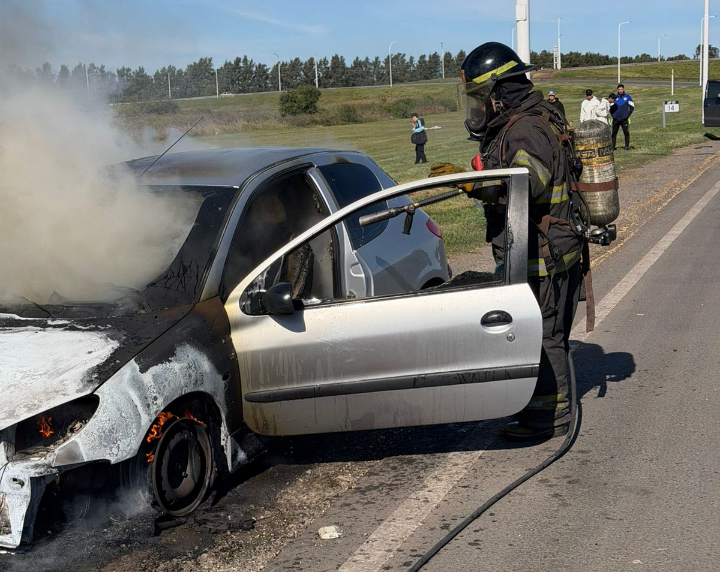 Un automóvil se incendió por completo en la autopista Rosario–Santa Fe a la altura de San Lorenzo