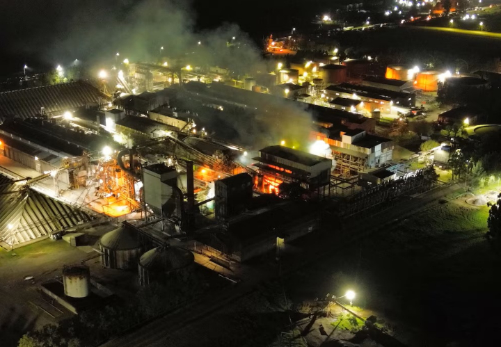 Incendio de gran magnitud en Vicentin: evacuaron la planta y trabajaron ocho dotaciones de bomberos