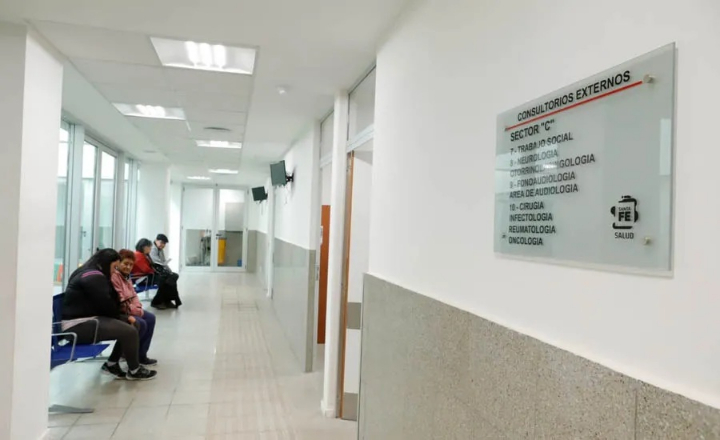 Un joven lleva más de un día en la guardia del Hospital Granaderos a Caballo con una pierna fracturada y sin atención traumatológica