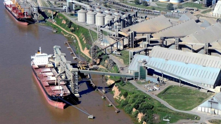 Alerta sanitaria: investigan un posible caso de ébola en un buque amarrado en el puerto de Vicentin de San Lorenzo