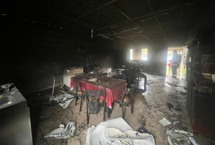 Sofocado con la ayuda de vecinos: principio de incendio en una vivienda de barrio Mitre