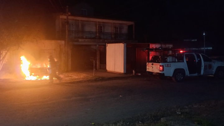 Un automóvil se incendió por completo durante la madrugada en Fray Luis Beltrán