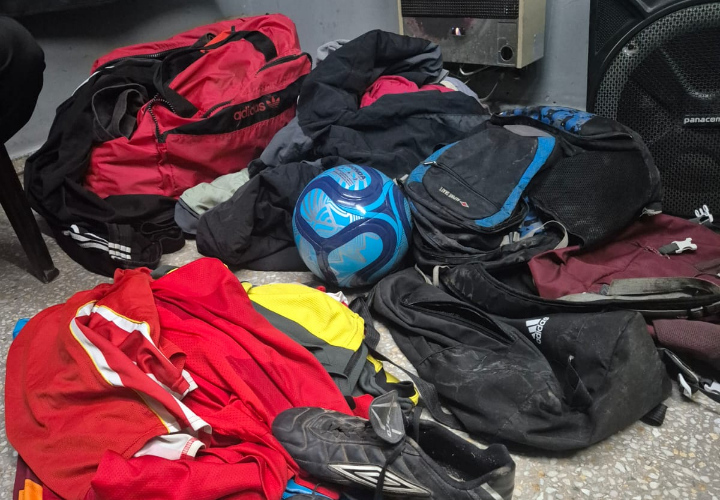 Llevaba bolsos con ropa, un parlante y una pelota: no pudo justificar su procedencia y terminó demorado