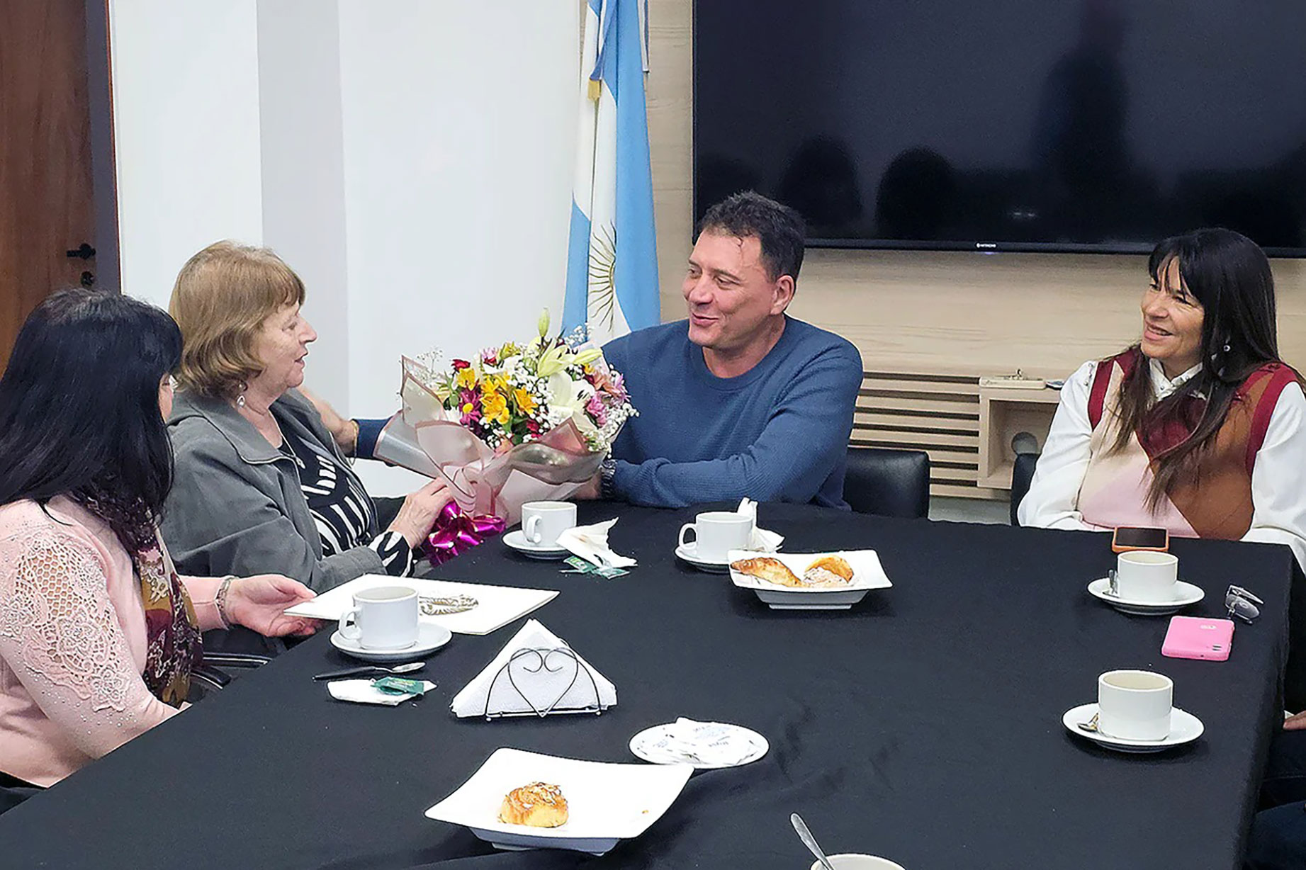 El intendente Raimundo distinguió a Paulina Thau por su trayectoria comercial al frente de Ros-Bi