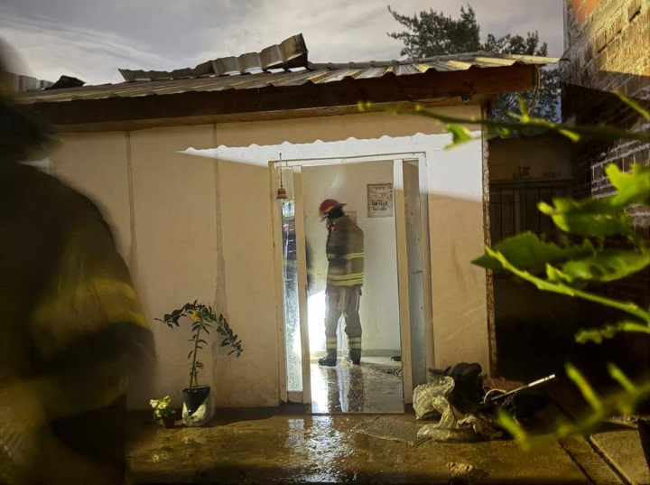 Intenso operativo de bomberos por el incendio de una vivienda en Fray Luis Beltrán