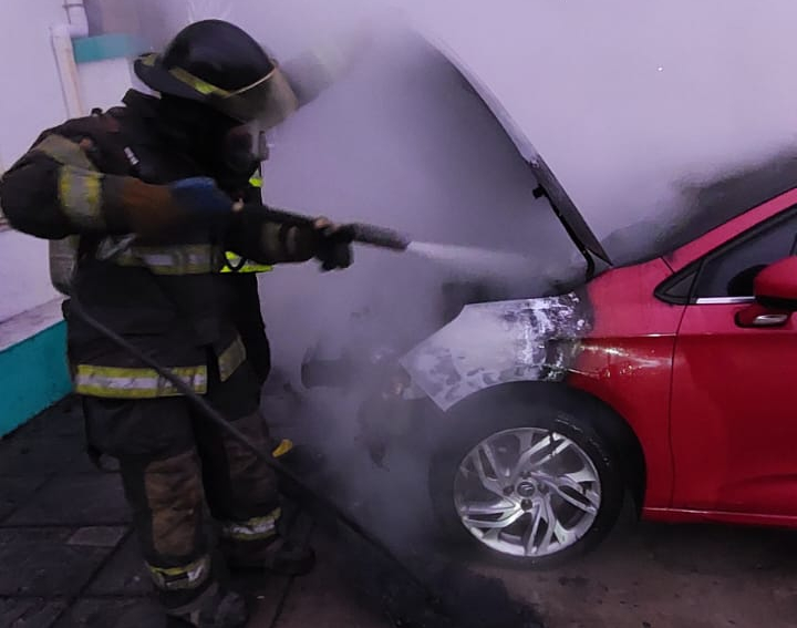 Un Citroën C4 sufrió pérdidas totales en el motor tras un incendio en San Lorenzo