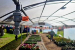 Instalan un nuevo sistema de riego en el Vivero Inclusivo municipal “Hojitas Verdes”