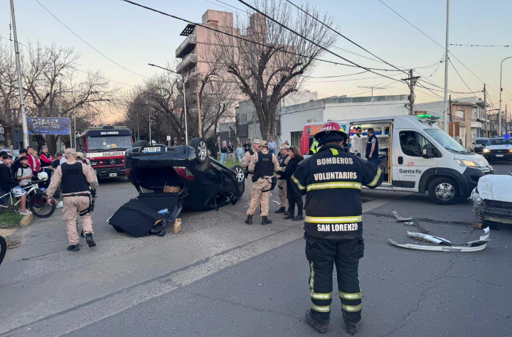 Grave accidente de tránsito en San Lorenzo: un vehículo volcó tras colisionar con otro en Av. San Martín y Rosario