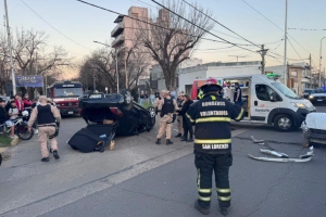 Grave accidente de tránsito en San Lorenzo: un vehículo volcó tras colisionar con otro en Av. San Martín y Rosario