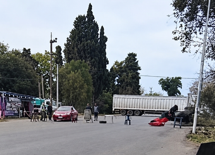 Comerciantes de Villa La Ribera cortaron la Ruta 91 en reclamo por la prohibición de estacionar a camiones