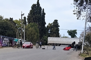 Comerciantes de Villa La Ribera cortaron la Ruta 91 en reclamo por la prohibición de estacionar a camiones