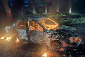 Un automóvil quedó consumido por completo tras un incendio en zona rural de San Lorenzo