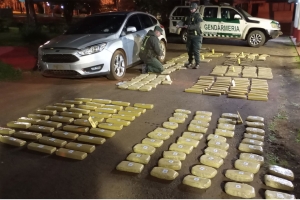 Abandonaron un auto con 235 kilos de marihuana a orillas del río Paraná