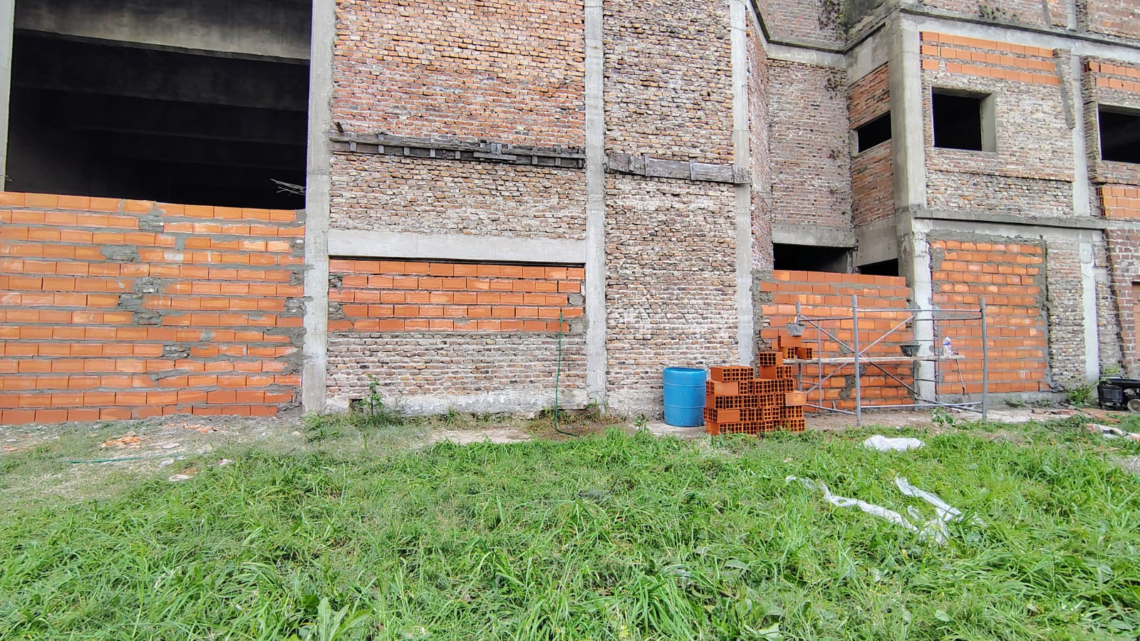 Clausuran y tapian el controvertido edificio de Delfín Zacarías en la zona sur de san Lorenzo, tras reiterados incendios e intromisiones