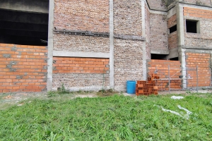 Clausuran y tapian el controvertido edificio de Delfín Zacarías en la zona sur de san Lorenzo, tras reiterados incendios e intromisiones