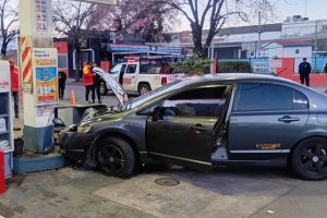 Un automóvil chocó contra un surtidor en una estación de servicio de San Lorenzo
