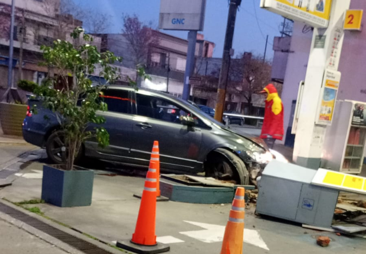 La Policía sigue buscando al conductor del auto que chocó en una estación de servicio y pudo haber desatado una tragedia