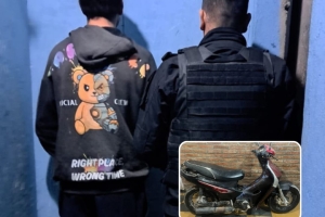 Llevaba una moto a pie, no pudo acreditar su procedencia y terminó en la comisaría