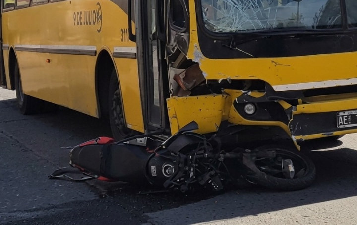 Murió el joven motociclista que impactó con un colectivo en San Lorenzo