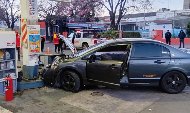 Conducción peligrosa: se presentó en la policía el conductor que chocó contra un surtidor de combustible