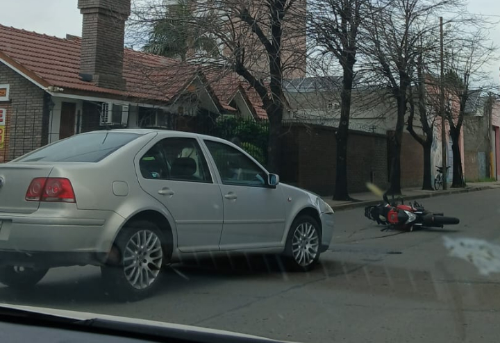 Chocaron un automóvil y una moto en una transitada esquina de San Lorenzo
