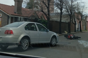 Chocaron un automóvil y una moto en una transitada esquina de San Lorenzo