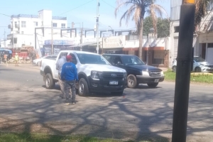 Accidente en el cruce de Ruta 11 y Genaro Roldán: un camión embistió a una camioneta y se dio a la fuga