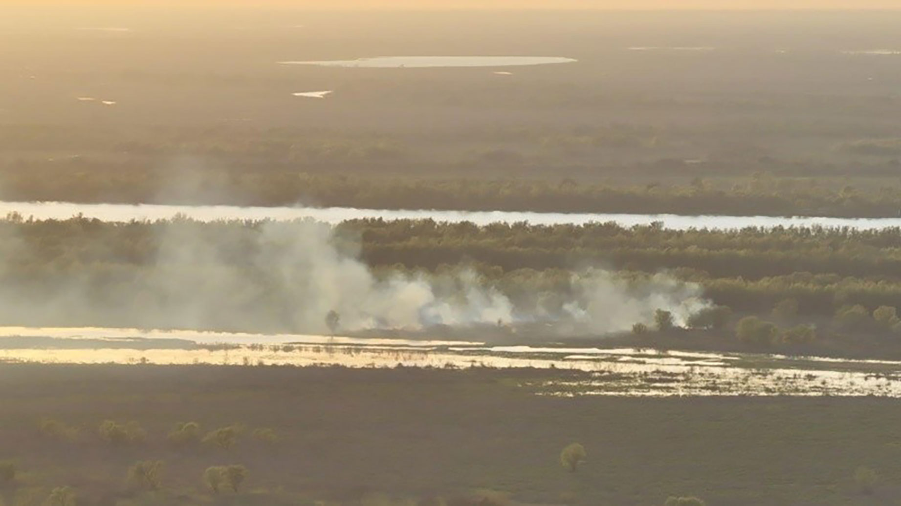 Contuvieron el incendio en la isla de los Mástiles y continúan las tareas de enfriamiento