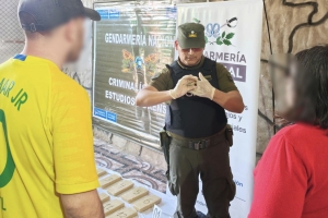Tres detenidos en Villa Gobernador Gálvez tras allanamientos por presunta venta de drogas
