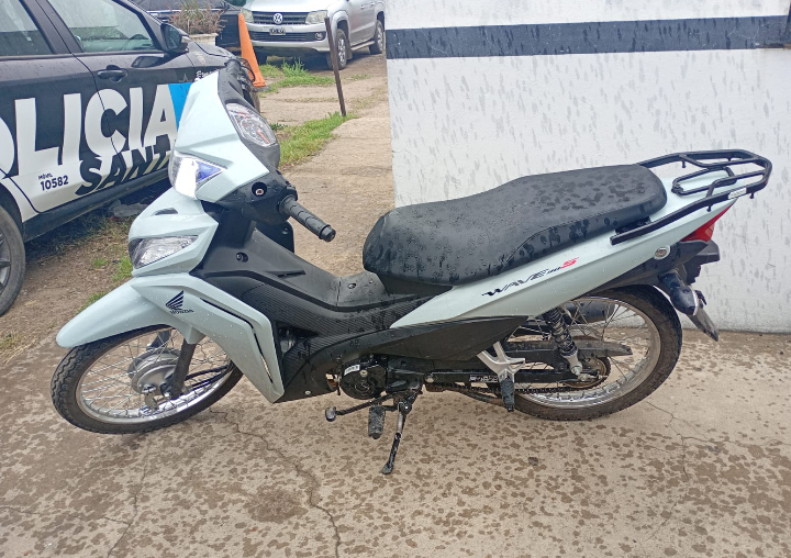 Persecución en San Lorenzo: cayeron dos menores en una moto robada
