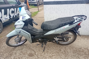 Persecución en San Lorenzo: cayeron dos menores en una moto robada
