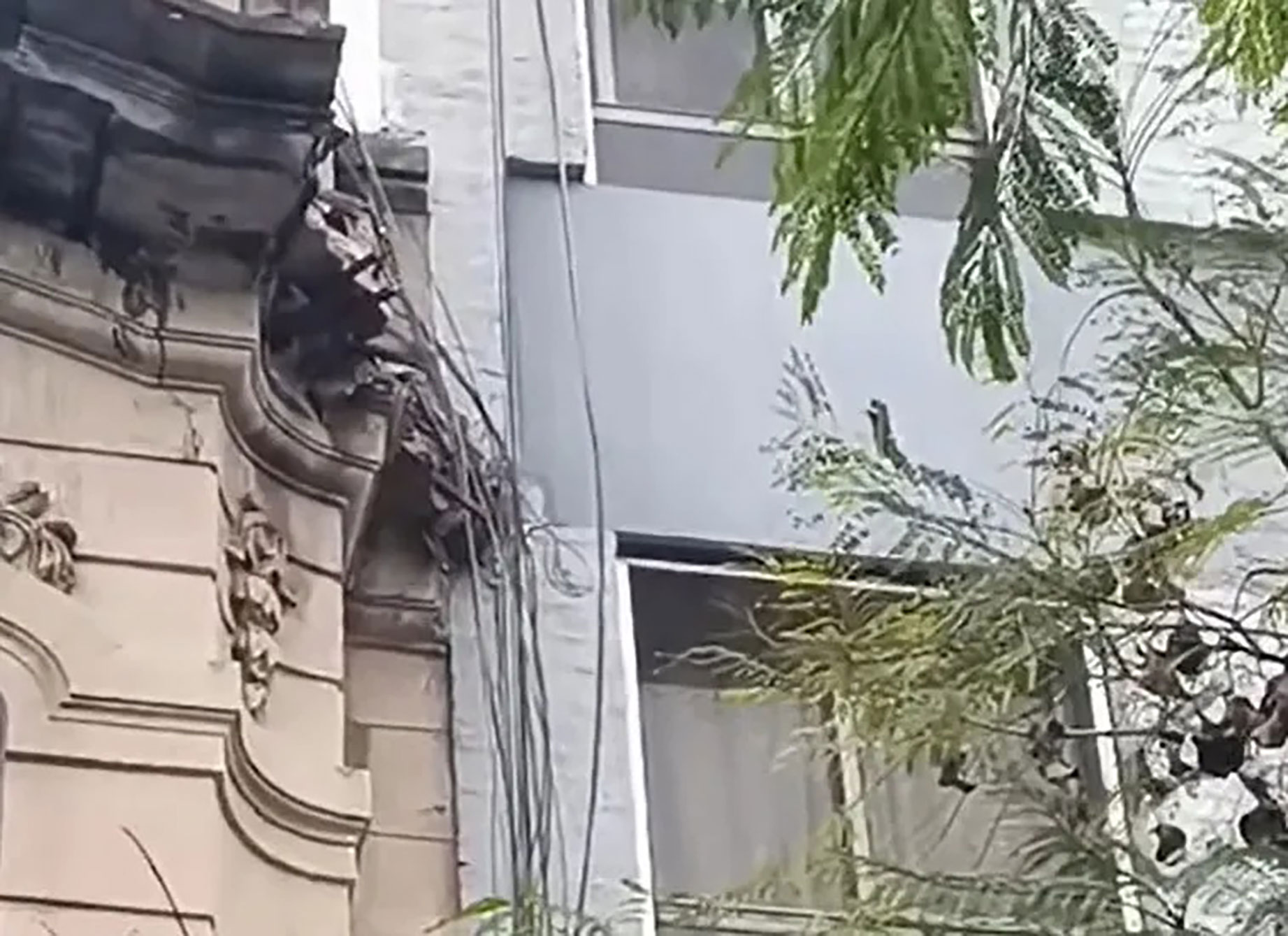 Cayó mampostería de un edificio histórico y restringieron una cuadra del centro