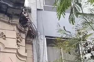 Cayó mampostería de un edificio histórico y restringieron una cuadra del centro
