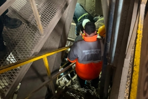 Puerto San Martín: bomberos rescatan a un trabajador caído en la noria de una empresa cerealera