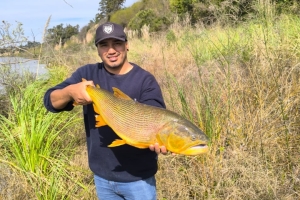 Pesca Solidaria sigue creciendo: Gastón Vivas organiza ollas populares para más de cien personas
