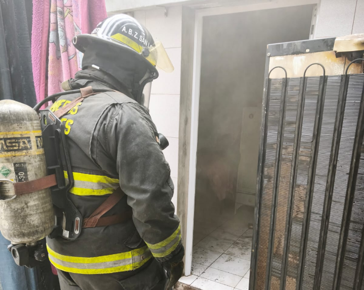 San Lorenzo: un principio de incendio afectó una heladera en un departamento de calle Colón