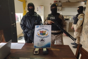 Hallaron lingotes de oro ocultos en un inodoro durante una investigación en Caleta Olivia
