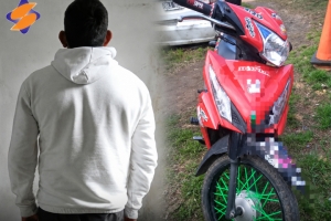 Manejaba una moto robada hace más de un año y terminó en la comisaría