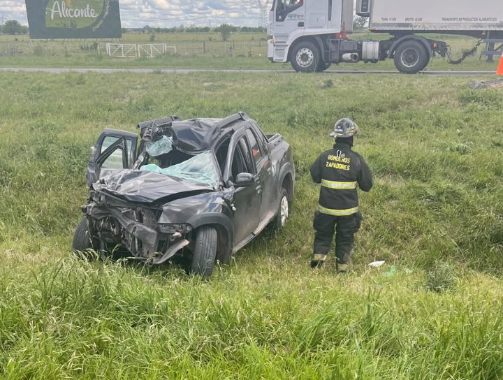 Autopista Rosario-Córdoba: una mujer falleció tras una colisión de una camioneta con un camión