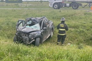 Autopista Rosario-Córdoba: una mujer falleció tras una colisión de una camioneta con un camión