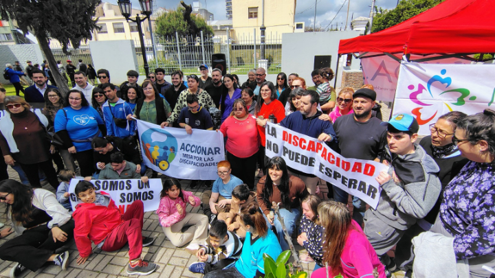El sector de discapacidad volvió a manifestarse en San Lorenzo en defensa de sus derechos y contra el ajuste presupuestario