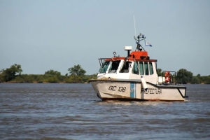 Desesperada búsqueda en el Río Paraná: rescatan a un hombre y buscan a otros tres tras dar vuelta su lancha en Fray Luis Beltrán
